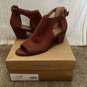 Lucky brand women’s shoe very comfortable brand new never worn with box.